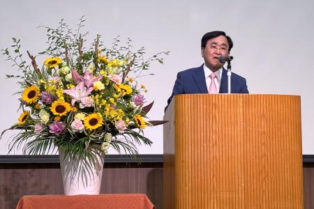 　セミナーであいさつする日本生産性本部の小林喜光会長＝９日午前、長野県軽井沢町