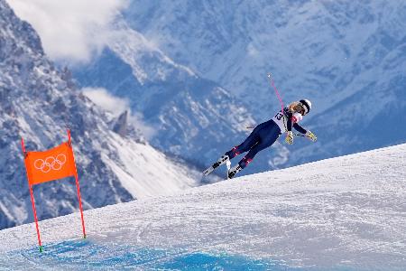 　女子滑降　転倒するリンゼイ・ボン＝コルティナダンペッツォ（ＡＰ＝共同）