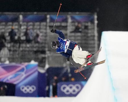　女子ハーフパイプ予選　技を決める桐山菜々穂＝リビーニョ（共同）