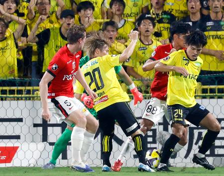 　柏―浦和　後半、ゴールを決める柏・瀬川（２０）＝三協Ｆ柏