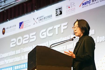 　「グローバル協力訓練枠組み」のワークショップで講演する水鳥真美氏＝２３日、台北（共同）