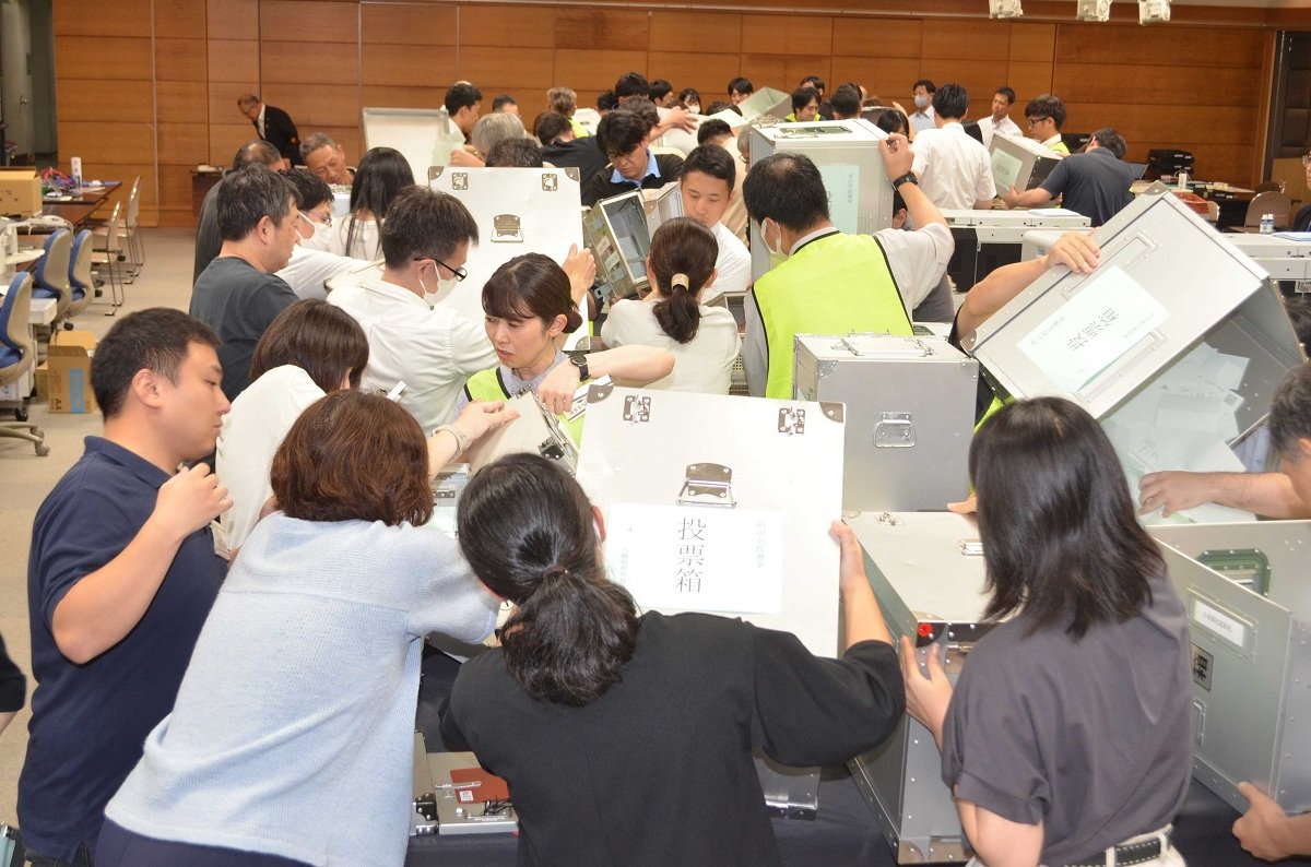 ３０日投票が行われた高山市長選の開票作業＝同日午後９時１７分、高山市役所