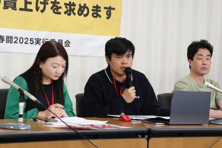 　記者会見する首都圏青年ユニオンの尾林哲矢執行委員長（中央）＝８日、東京都千代田区