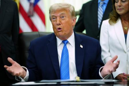 　ホワイトハウスの執務室で話をするトランプ米大統領＝１０日、ワシントン（ＡＰ＝共同）