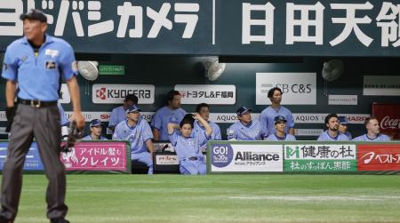 　ソフトバンクに敗れ、肩を落とす西武ナイン＝みずほペイペイドーム