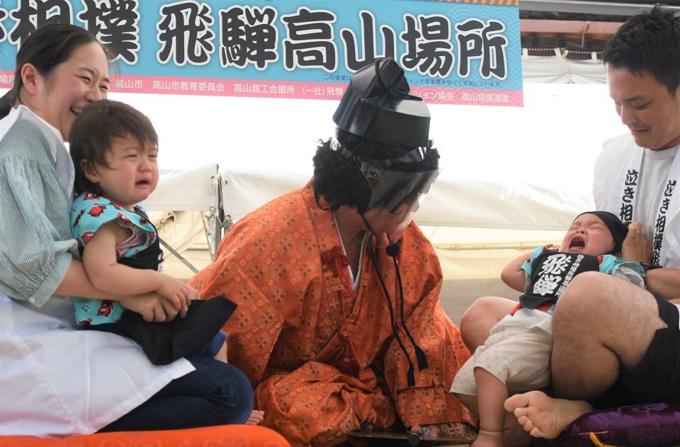 「泣き相撲飛騨高山場所」で元気よく泣く赤ちゃん＝高山市堀端町、飛騨護国神社