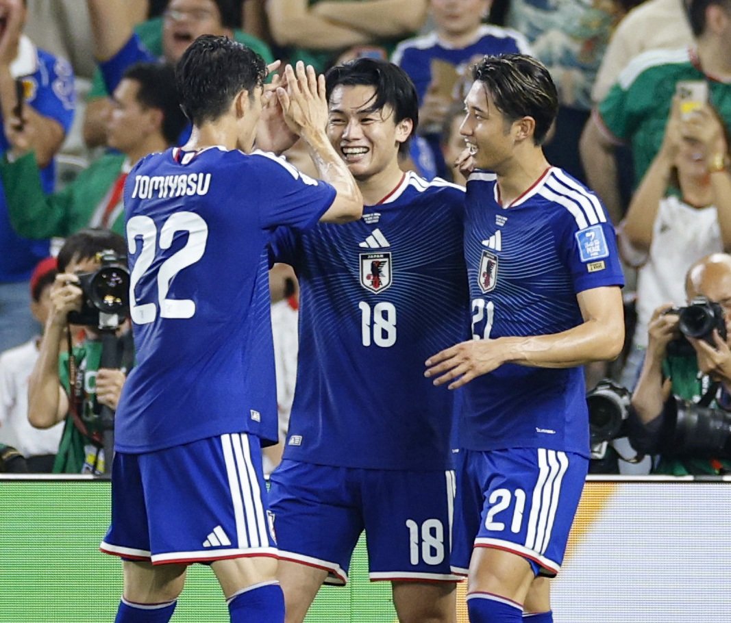 日本―チュニジア＝前半、チーム２点目のゴールを決め、冨安（左）と伊藤（右）に祝福される上田＝モンテレイ（共同）