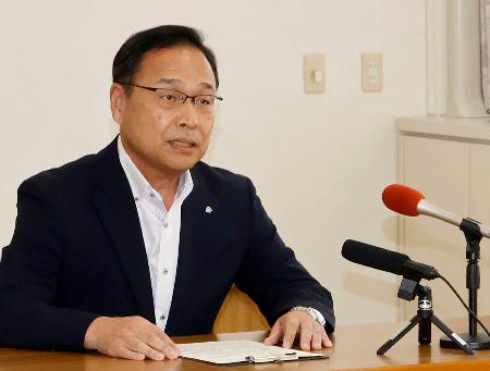 　関電の水田仁原子力事業本部長と面会し、地質調査を容認する意向を伝えた福井県美浜町の戸嶋秀樹町長＝４日午前、美浜町役場