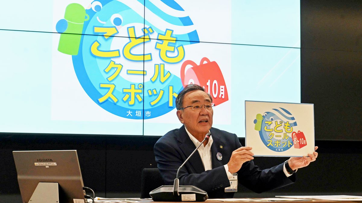 「こどもクールスポット」について説明する石田仁市長＝大垣市役所