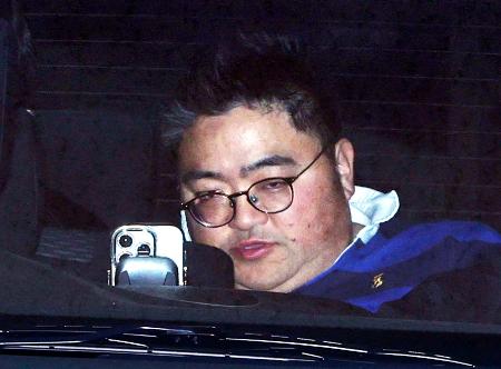 　移送のため警視庁渋谷署を出る中元健介容疑者＝５日