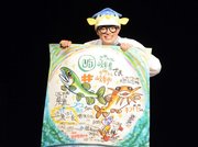 自ら描いたイラストを手に笑顔で語るさかなクン＝岐阜市内