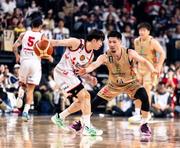 　名古屋Ｄ戦で相手をマークする琉球の岸本（右）＝沖縄サントリーアリーナ（（Ｃ）Ｂ．ＬＥＡＧＵＥ）