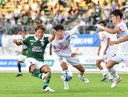 ＦＣ岐阜×愛媛＝前半、シュートを放つＦＣ岐阜のＤＦ宇賀神＝長良川競技場