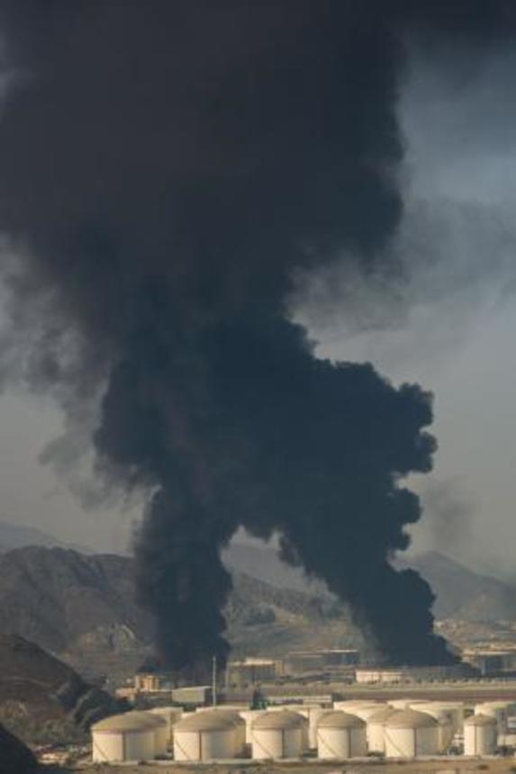 　アラブ首長国連邦（ＵＡＥ）フジャイラで、煙が上がる石油施設＝１４日（ＡＰ＝共同）