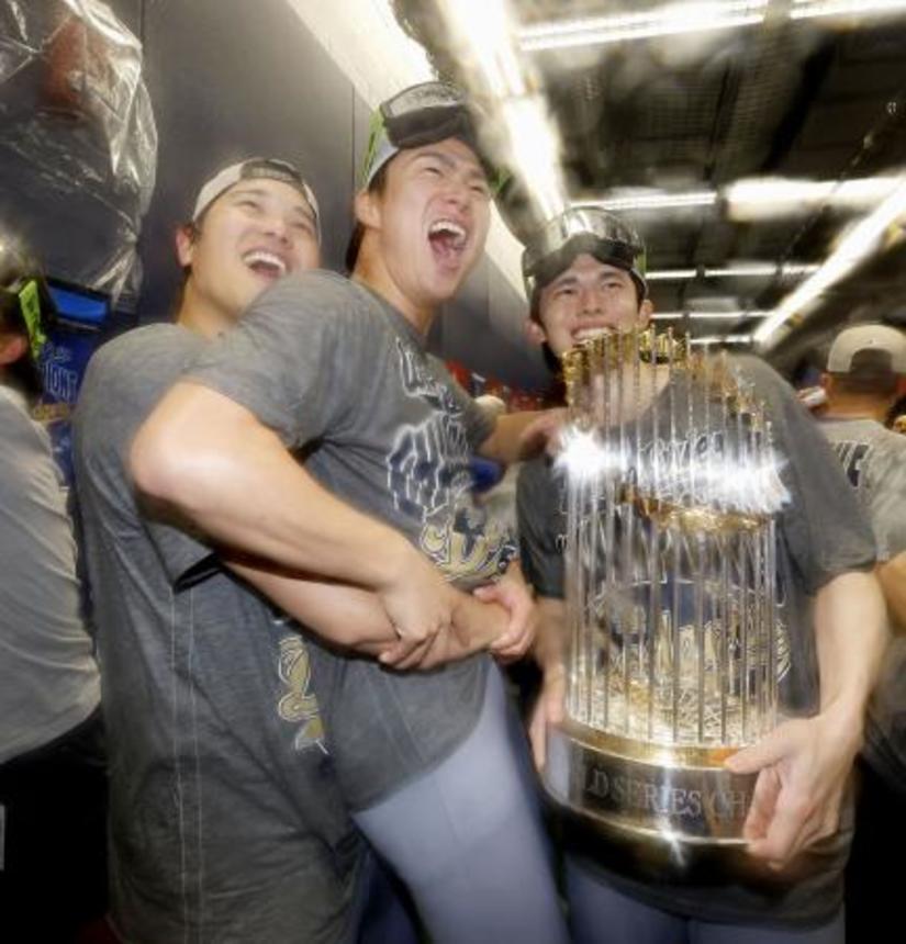 　米大リーグ、ワールドシリーズ２連覇を達成し、シャンパンファイトで盛り上がるドジャースの（左から）大谷翔平、山本由伸、トロフィーを持つ佐々木朗希＝２日、トロント（共同）
