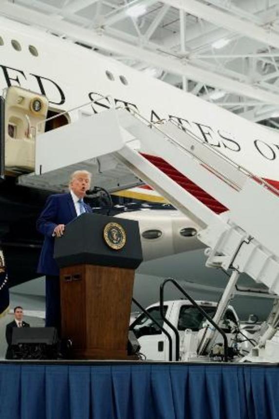 　新たな米大統領専用機として改修した機体の前で演説するトランプ大統領＝６月、ワシントン郊外（ロイター＝共同）