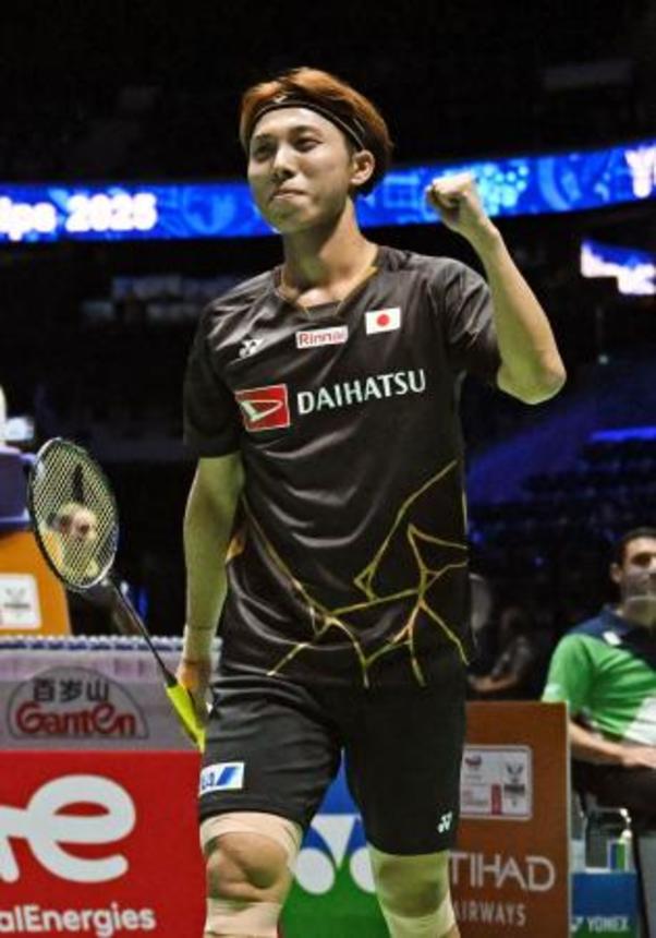 　男子シングルス１回戦でスリランカ選手に勝利した奈良岡功大＝パリ（共同）