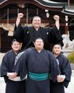 　大関昇進の伝達式を終え、笑顔でポーズをとる霧島＝２５日午前、堺市