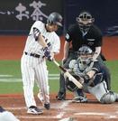 　５回日本代表１死、吉田が右越えに本塁打を放つ。捕手森友＝京セラドーム