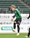 ＦＣ岐阜×岩手＝後半２４分、ハットトリックとなる３点目のゴールを決めるＦＣ岐阜のＦＷ藤岡＝長良川競技場