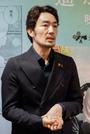 　映画「遥かな町へ」の完成披露試写会後、取材に応じる主演の大谷亮平さん＝４日午後、鳥取県倉吉市