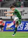 ＦＣ岐阜×鳥取＝前半、カットインから右足でシュートを放つＦＣ岐阜のＭＦ宇賀神＝長良川競技場