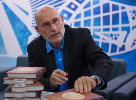 　モスクワで開催された国際書籍見本市に参加したボリス・アクーニン氏＝２０１４年９月（タス＝共同）