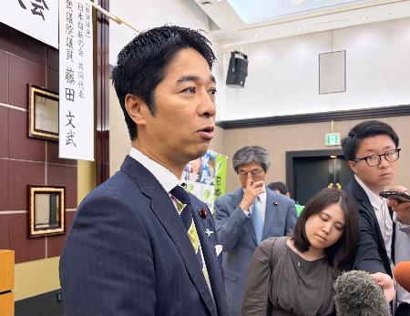　長野市で記者団の取材に応じる日本維新の会の藤田共同代表＝１２日午後