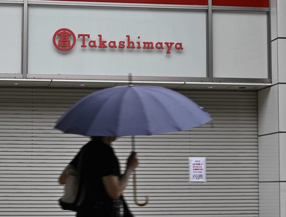 台風７号接近に伴い、臨時休業する店が相次いだ＝１５日午前８時２３分、岐阜市日ノ出町、岐阜高島屋