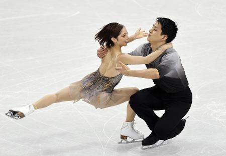 　ペアのフリーで演技する三浦璃来（左）、木原龍一組＝１６日、ミラノ（共同）