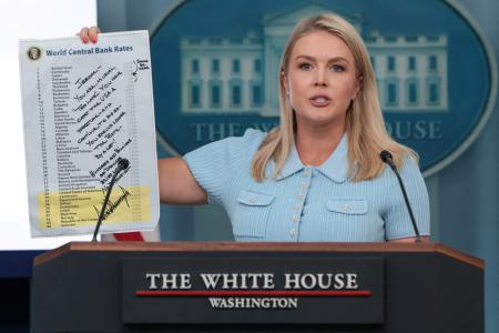 　米ホワイトハウスでトランプ大統領がメッセージを書き込んだ各国の金利一覧表を掲げるレビット報道官＝６月３０日、ワシントン（ロイター＝共同）