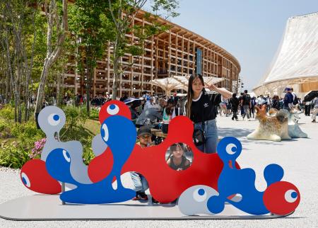 　「こみゃく」モニュメントと記念撮影する子どもら＝１３日午後、大阪市此花区の夢洲