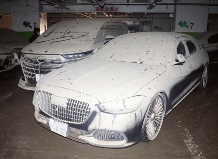 　駐車場の地下２階で水没し、乾いて白くなった泥に覆われた車＝１９日午後、三重県四日市市