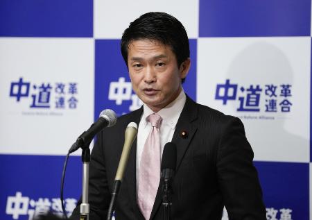 　１０日、記者会見する中道改革連合の小川代表＝国会