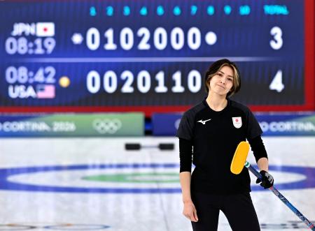 　日本―米国　第８エンドの最終ショット後、厳しい表情を見せる吉村。３点を奪われた＝コルティナダンペッツォ（共同）