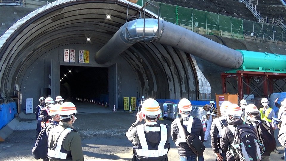 「養老トンネル」の工事現場を見学するタイからの視察団＝岐阜県海津市南濃町庭田