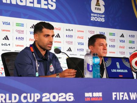 　ロサンゼルス競技場で記者会見するイランのタレミ。右はガレノイ監督＝１４日、ロサンゼルス（共同）