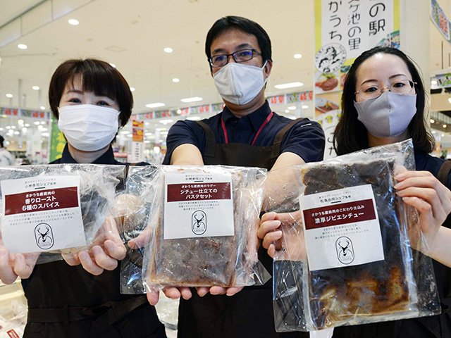 先行販売しているシェフ監修の新商品を手にする久保田工務店の社員＝大垣市外野、イオンモール大垣
