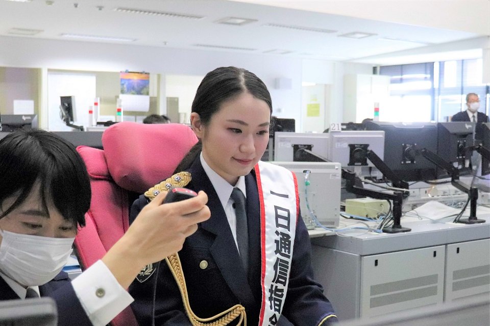 一日通信指令課長を務める塚本明里さん（中央）＝県警本部
