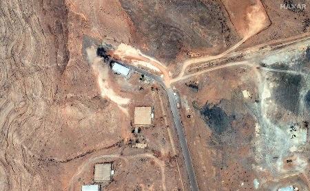 　米軍空爆後に、破壊されたトンネル入り口を示す衛星写真＝６月、イラン中部イスファハンの核施設（マクサー・テクノロジーズ提供、ロイター＝共同）