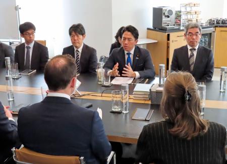 　パランティア・テクノロジーズ社幹部と意見交換する小泉防衛相（奥右から２人目）＝１６日、米ワシントン（共同）