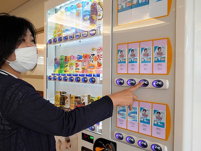 紙おむつが購入できる飲料自販機＝美濃市常盤町、みのエネプラザ