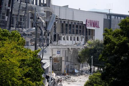 　イオンモール熊本の爆発事故で、犠牲者が見つかった場所にほど近い従業員出入り口（中央下）＝８月、熊本県嘉島町