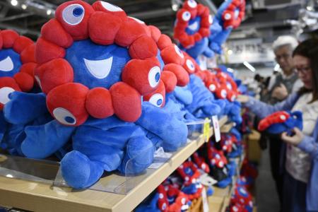 　２０２５年４月、大阪・関西万博会場のショップに並ぶミャクミャクのグッズ＝大阪市此花区