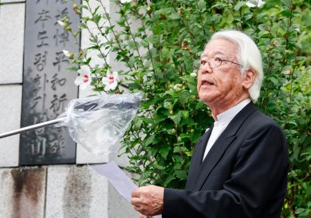 　追悼集会であいさつする「松代大本営追悼碑を守る会」の表秀孝会長＝１０日午前、長野市