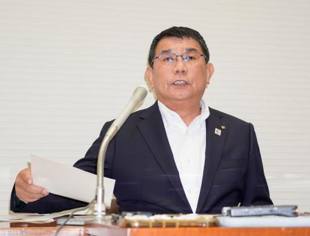 　記者会見する福岡県の中尾正幸県議＝１４日午後、福岡市