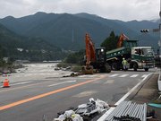 国道４１号の護岸などが流出した現場で始まった応急復旧工事＝１６日午後５時３８分、下呂市萩原町花池