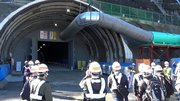 「養老トンネル」の工事現場を見学するタイからの視察団＝岐阜県海津市南濃町庭田