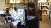 「どうする家康」主演の松本潤さんのイメージカラーである紫色のグッズ＝不破郡関ケ原町、岐阜関ケ原古戦場記念館別館売店
