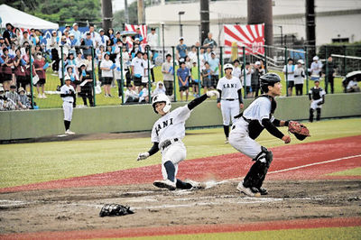 八百津×可児＝３回裏可児１死三塁、大平の三振、振り逃げの間に生還する三走大橋＝カヤバ